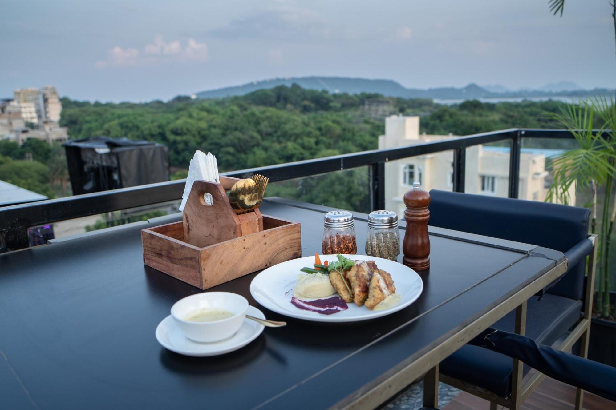 فندق The Courtyard - Beyond Bar & Club أُودايبور المظهر الخارجي الصورة